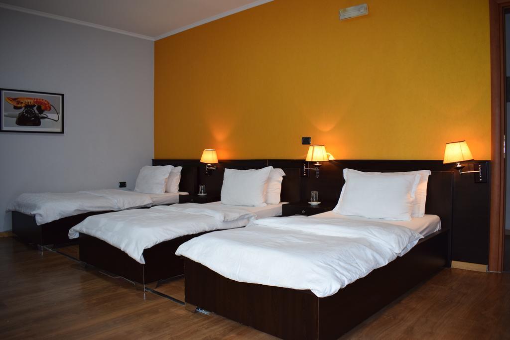 טיראנה Hotel Eagle מראה חיצוני תמונה